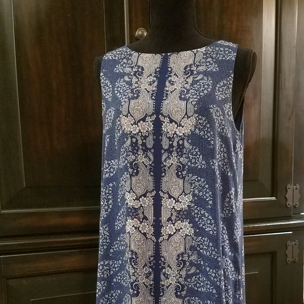 Sleeveless sheath dress